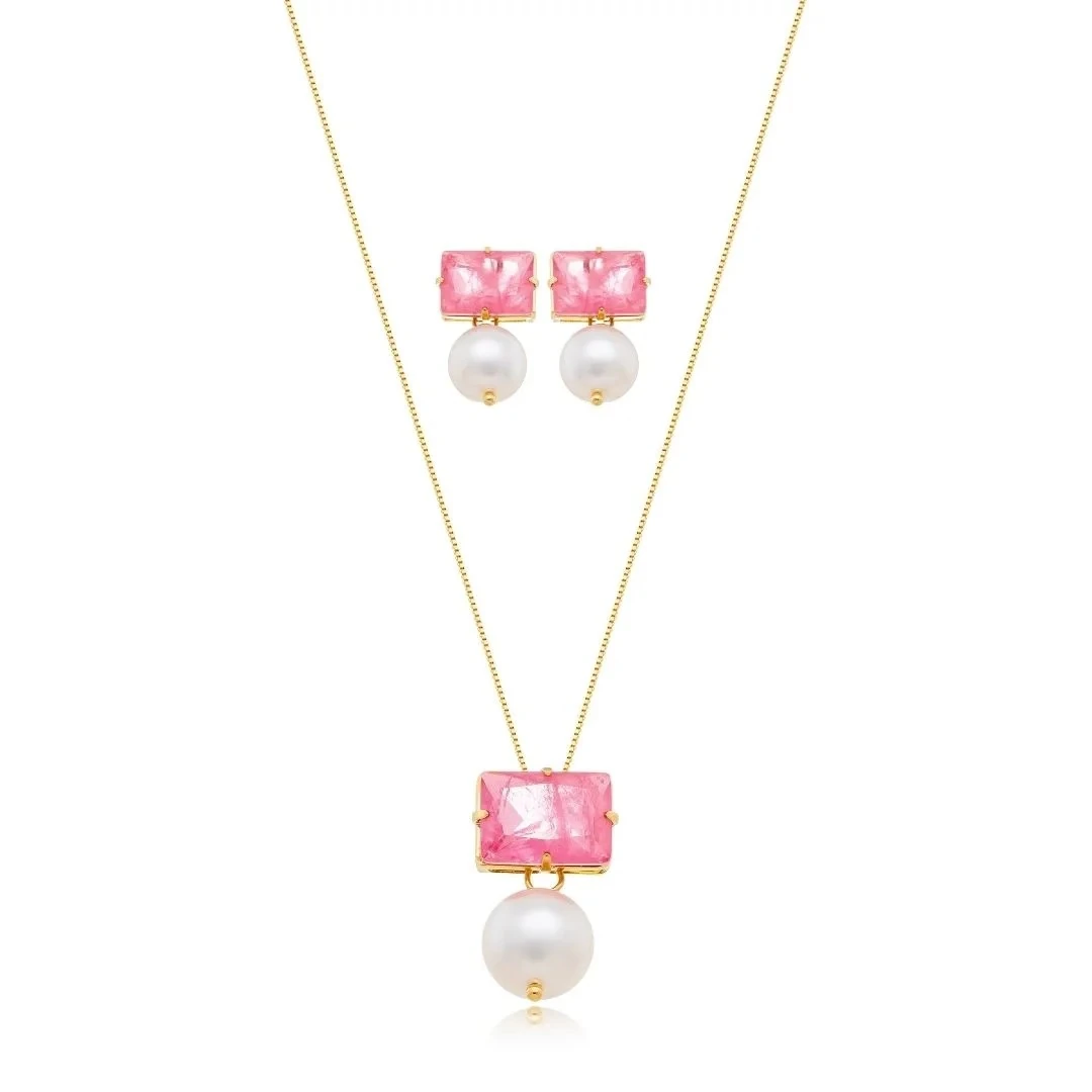 Conjunto dourado com cristal rosa e pérolas