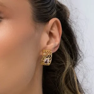 Brinco Meia Argola Vazada com Cristal Retangular Ametista Rosa Banhado a Ouro 18K
