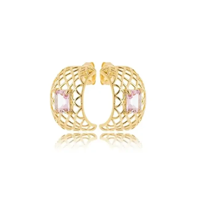 Brinco Meia Argola Vazada com Cristal Retangular Ametista Rosa Banhado a Ouro 18K